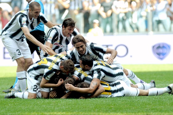Fotbalisté Juventusu slavili výhru při premiéře na novém stadionu. Fotbalisté Juventusu slavili výhru při premiéře na novém stadionu.