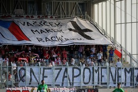 Fanoušci Slavie vzdali hold tragicky zemřelým českým hokejistům.