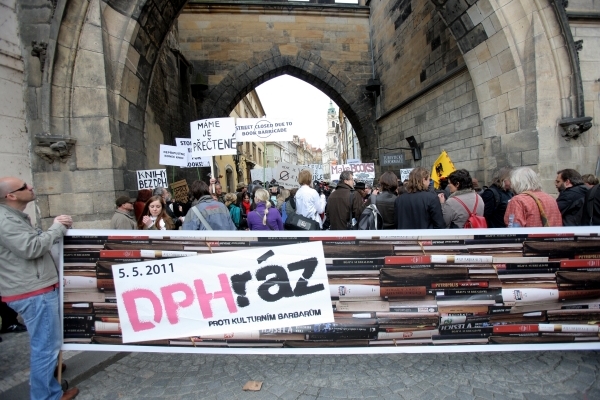 Lidé se na jedné z demonstrací bouří proti plánu vlády zvýšit DPH u knih. Lidé se na jedné z demonstrací bouří proti plánu vlády zvýšit DPH u knih.