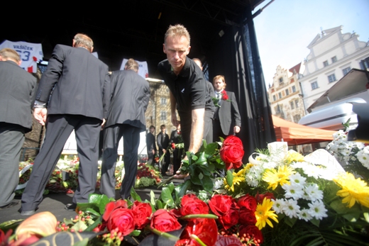 Dominik Hašek položil na pódium tři růže. Dominik Hašek položil na pódium tři růže.