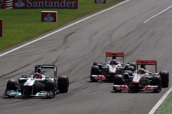 Michael Schumacher za sebou v Monze drží oba piloty McLarenu. Michael Schumacher za sebou v Monze drží oba piloty McLarenu.