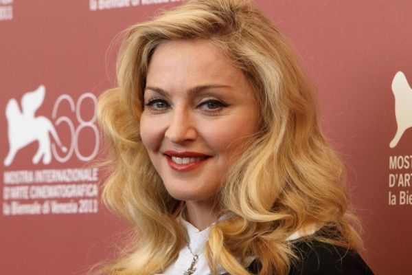 Zpěvačka Madonna na festivalu v Benátkách s viditelně oteklým obličejem.