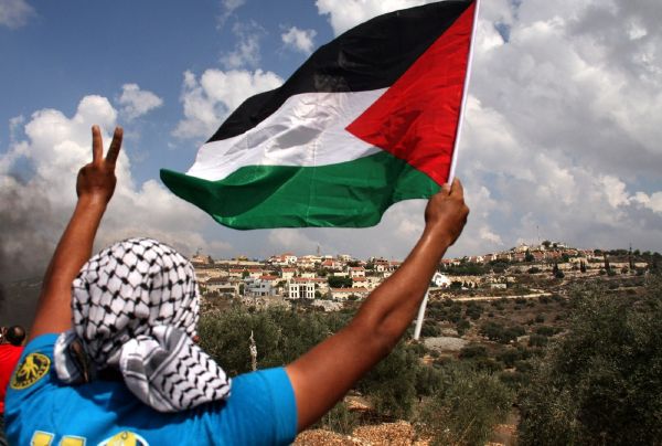Palestinská vlajka v OSN? Na snímku protest proti jednomu z židovských sídlišť.