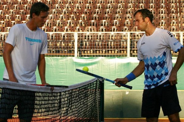 Tomáš Berdych (vlevo) s Radkem Štěpánkem se v Bukurešti připravují na zápas Davis Cupu.
