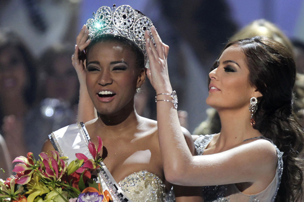 Leila Lopesová je korunována na Miss Universe 2011.