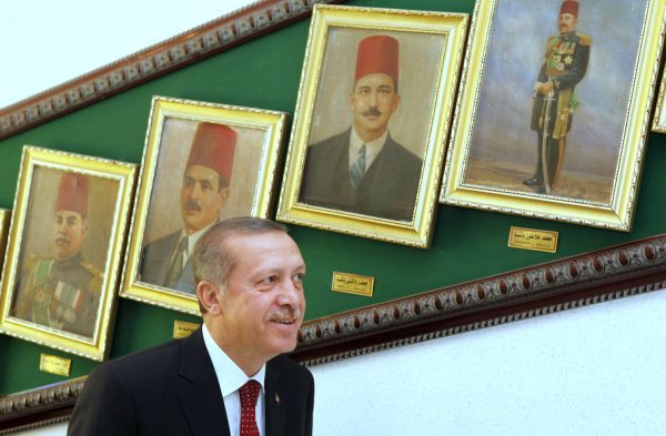 Turecký premiér kráčí podél galerie egyptských ministrů obrany začátkem 20. století. Turecký premiér kráčí podél galerie egyptských ministrů obrany začátkem 20. století.