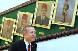 Turecký premiér kráčí podél galerie egyptských ministrů obrany začátkem 20. století.