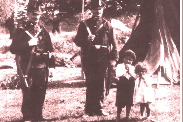 Četníci v cikánském táboře. 