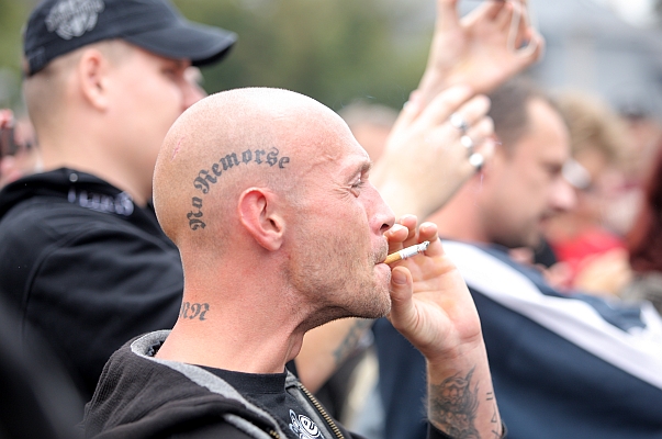 Žádné slitování, má na hlavě vytetováno účastník demonstrace v Novém Boru.