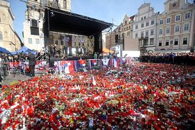Tryzna za zesnulé hokejisty na pražském Staroměstském náměstí.