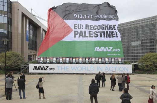 Propagace palestinského státu před budovami EU v Bruselu. Propagace palestinského státu před budovami EU v Bruselu.