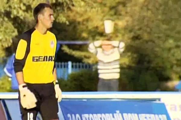V duelu mezi Torpedem Žodino a Dněprem Mogilev se stal smutným hrdinou gólman Arťom Gomelko. V duelu mezi Torpedem Žodino a Dněprem Mogilev se stal smutným hrdinou gólman Arťom Gomelko.