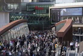 Slavnostního otevření obchodního komplexu Westfield Stratford City se zúčastnily tisíce lidí.