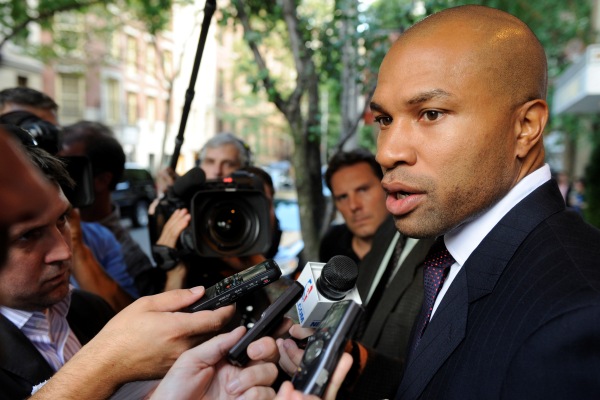 Derek Fisher z hráčské asociace NBA mluví s novináři po jednání s představiteli klubů. Derek Fisher z hráčské asociace NBA mluví s novináři po jednání s představiteli klubů.