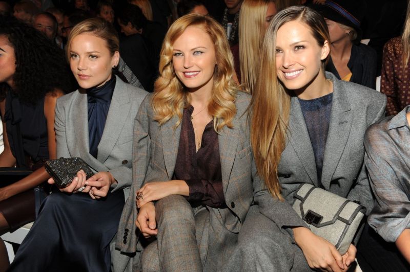 Zleva herečka Abbie Cornishová, Malin Akermanová a modelka Petra Němcová na přehlídce Tommy Hilfiger. 