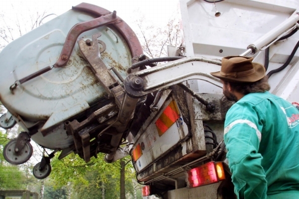 Muž seskočil ze stupátka ještě ve chvíli, kdy auto couvalo.