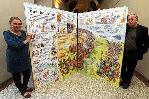 Lucie Seifertová a Jiří Lábus s maxi leporelem v Klementinu.