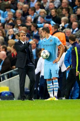 Mancini uděluje pokyny Kolarovovi.