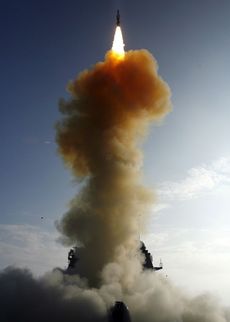 SM-3 stoupá vzhůru. Start z USS Lake Erie.