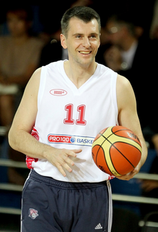 Dvoumetrový Prochorov je vlastníkem basketbalového týmu New Jersey Nets.