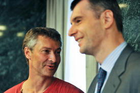 Prochorov chtěl mezi stranické kandidáty proti vůli Kremlu prosadit kontroverzního bojovníka s narkotiky Jevgenije Rojzmana (vlevo).