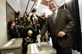 Úsměvy před porážkou. Dosavadní dánský premiér Rasmussen volí.