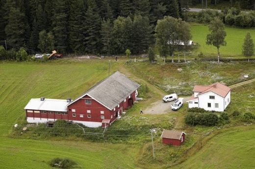 Na své farmě měl Breivik další bombu vážící tisíc kilogramů.