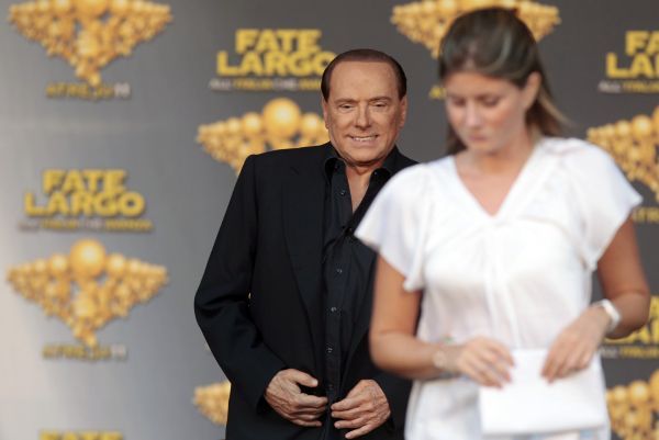 Berlusconi a ženy. Premiér na mítinku své strany Lid svobody.