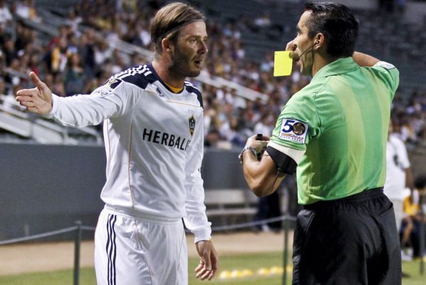 David Beckham během diskuse s rozhodčím. David Beckham během diskuse s rozhodčím.