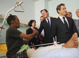 Poválečné dělení kořisti. Cameron a Sarkozy v tripoliské nemocnici.