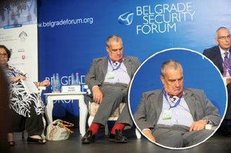 Ministr Karel Schwarzenberg zaskočil pochrupáváním Bělehrad.
