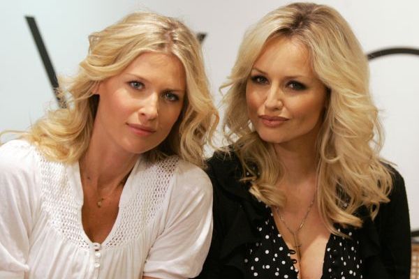 Modelka Daniela Peštová a Adriana Sklenaříková (vpravo).