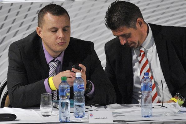 Jindřich Rajchl (vlevo) poté, co byla volba předsedy FAČR předčasně ukončena.