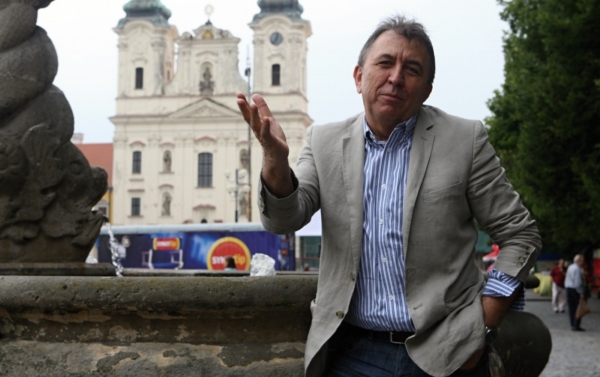Producent a režisér Fero Fenič. Producent a režisér Fero Fenič.