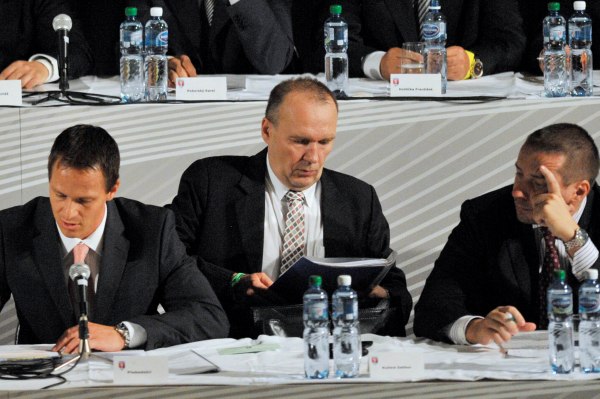 Dalibor Kučera (uprostřed) na valné hromadě FAČR.