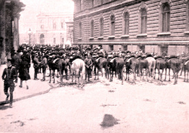 Dragouni připraveni do útoku proti demonstrantům. Snímek z čsp. Český svět, Vídeň, 17. 9. 1911