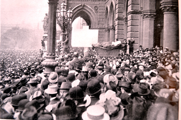 Rozvášněný dav demonstrantů v centru Vídně. Prostestuje se proti všeobecné drahotě. Snímek z čsp. Český svět, Vídeň, 17. 9. 1911