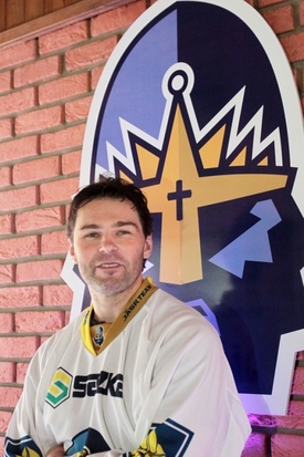 Jaromír Jágr s novým logem kladenského klubu. 