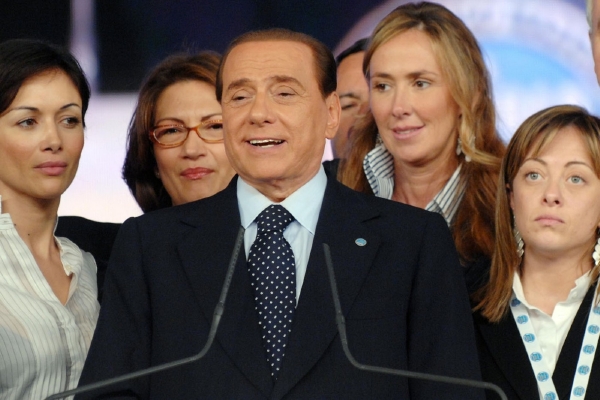 Silvio Berlusconi v obležení krásných žen. Tak to má nejradši (ilustrační foto). Silvio Berlusconi v obležení krásných žen. Tak to má nejradši (ilustrační foto).