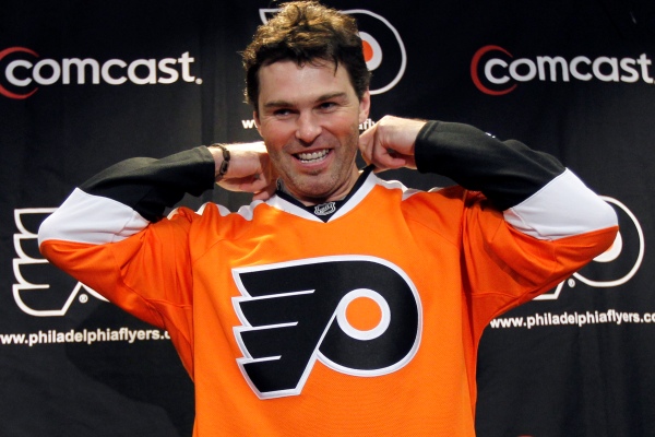 Jaromír Jágr obléká dres Philadelphie na setkání s novináři po prvním tréninku.