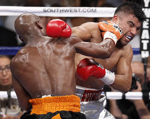 Momenta ze souboje Floyda Mayweathera (zády) s Victorem Ortizem. 