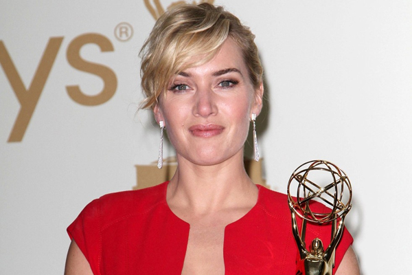 Kate Winsletová se svou soškou Emmy pro nejlepší herečku miniseriálu.