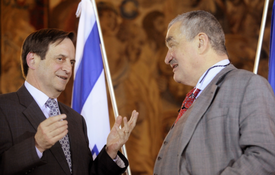 Proti sankcím je například ministr pro výzvědné služby Dan Meridor (vlevo). Palestinci by podle něj mohli reagovat násilnostmi.
