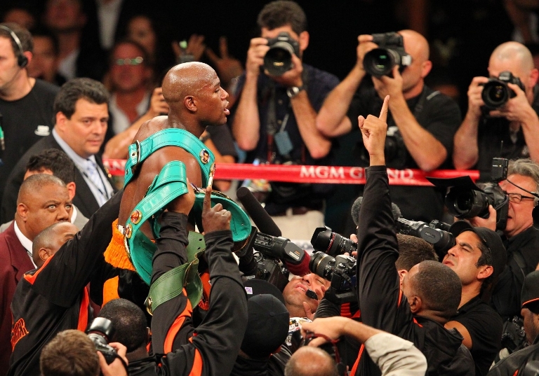 Mayweather pobouřil unfair zákrokem. Mayweather pobouřil unfair zákrokem.