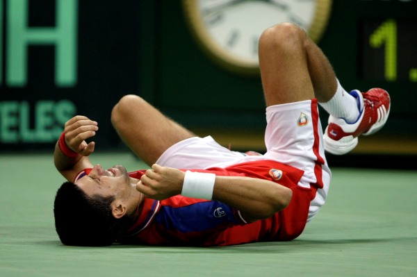 Kvůli zranění Djokovič nedohrál semifinále Davisova poháru. Kvůli zranění Djokovič nedohrál semifinále Davisova poháru.