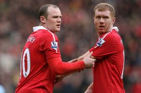 Kritika Scholese (vpravo) padá na hlavu i jeho bývalého spoluhráče z Manchesteru United Wayna Rooneyho.