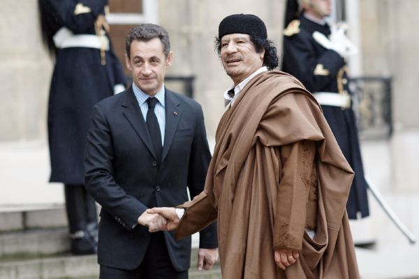 Vrtkavá přátelství. Sarkozy a Kaddáfí v době, kdy se ještě kamarádili. 