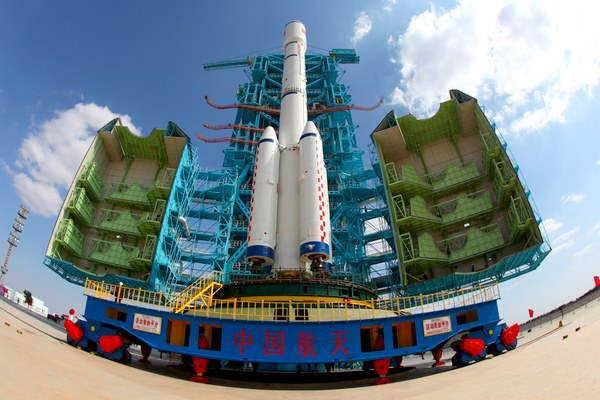 Nosná raketa už je připravena na kosmodromu.