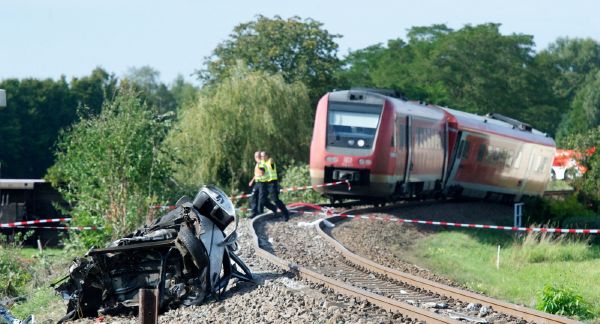 Jako zázrak. Z auta se stala rakev. Řidič v něm naštěstí nebyl.