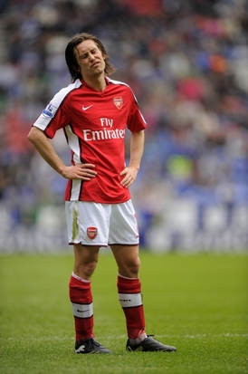 Tomáš Rosický doléčuje zranění, svému týmu pomoci nemůže.